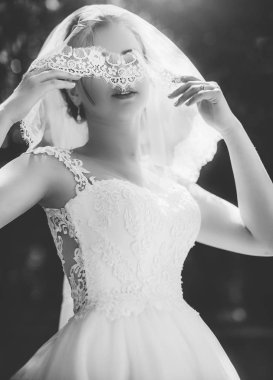 Beyaz düğün elbise poz içinde güzel genç gelin  