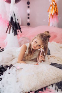 doğum günü partisinde odasında şirin küçük kız.  
