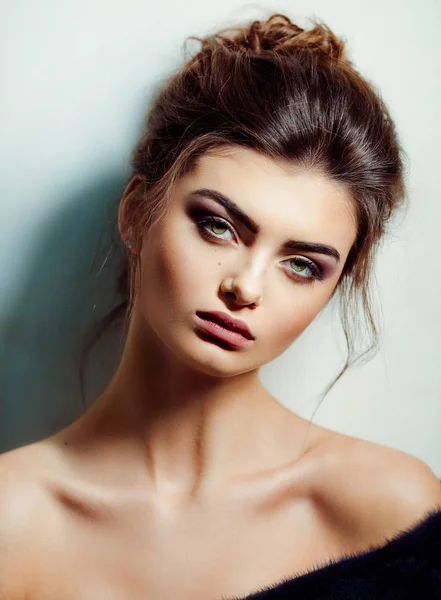 Retrato Hermosa Joven Morena Con Maquillaje —  Fotos de Stock