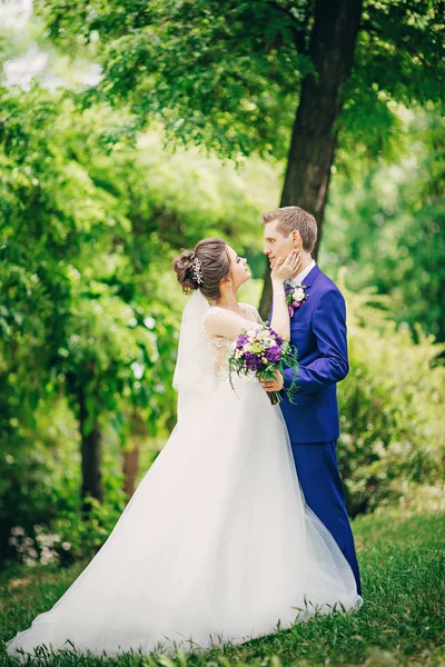 Menyasszony Vőlegény Esküvő Napján Parkban — Stock Fotó