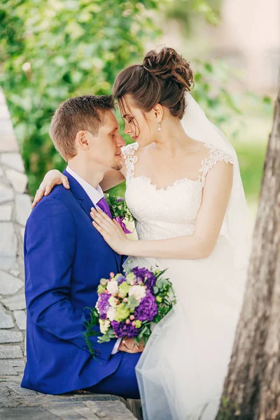 Braut Und Bräutigam Hochzeitstag Park — Stockfoto