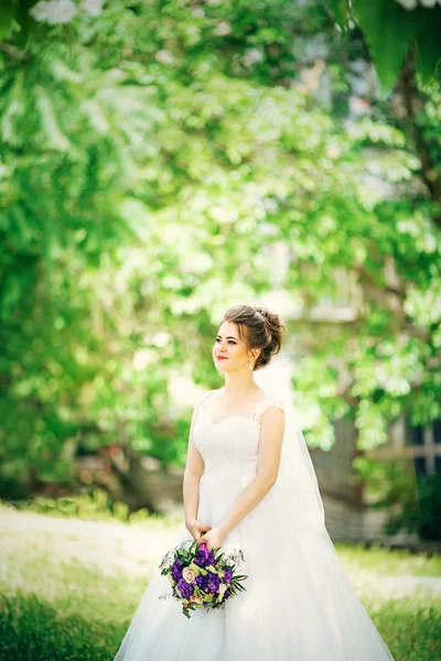 Schöne Junge Braut Weißen Brautkleid Posiert — Stockfoto