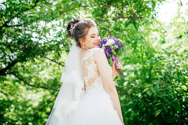 Bella Giovane Sposa Abito Sposa Bianco Posa — Foto Stock