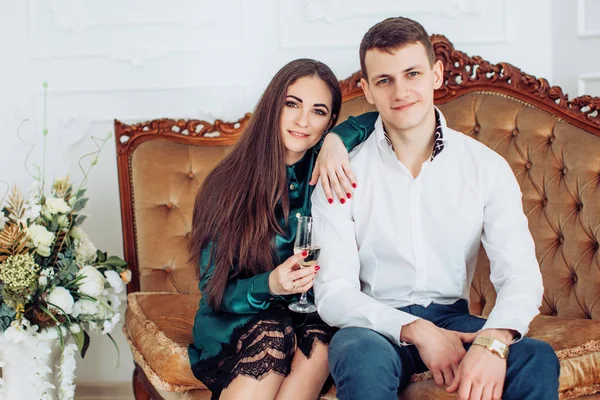 Joyeux Jeune Couple Posant Studio Avec Champagne — Photo