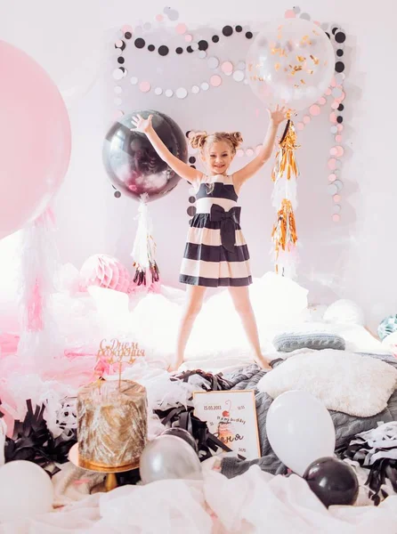 Aranyos Kislány Szobájában Születésnapi Party — Stock Fotó
