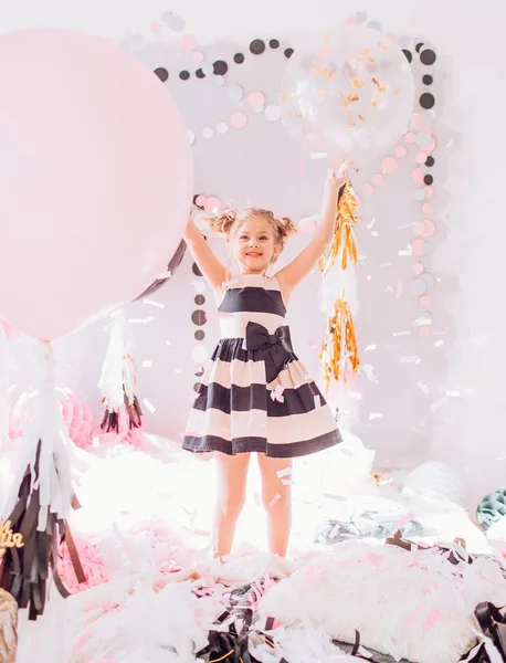 Schattig Klein Meisje Kamer Verjaardagsfeestje — Stockfoto