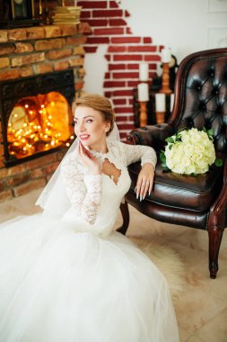 Beyaz düğün elbise poz içinde güzel genç gelin 