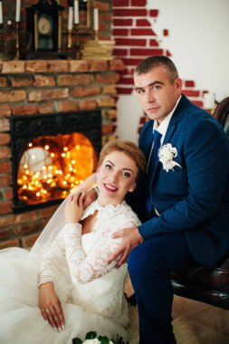 güzel ve genç gelin ve damat odasında poz 