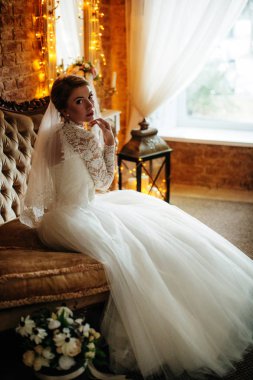 Beyaz düğün elbise poz içinde güzel genç gelin 