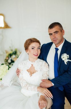 güzel ve genç gelin ve damat odasında poz 