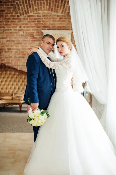 Belle Jeune Mariée Marié Posant Chambre — Photo