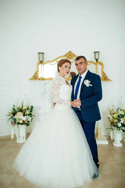 Szép Fiatal Menyasszony Vőlegény Jelentenek Szobahőmérsékleten — Stock Fotó