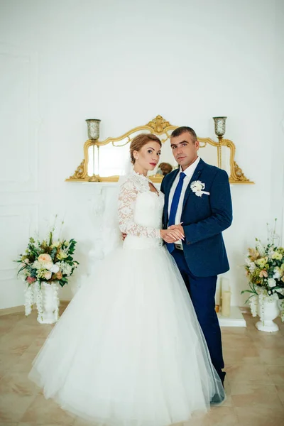 Beautiful Young Bride Groom Posing Room — Stock Photo, Image