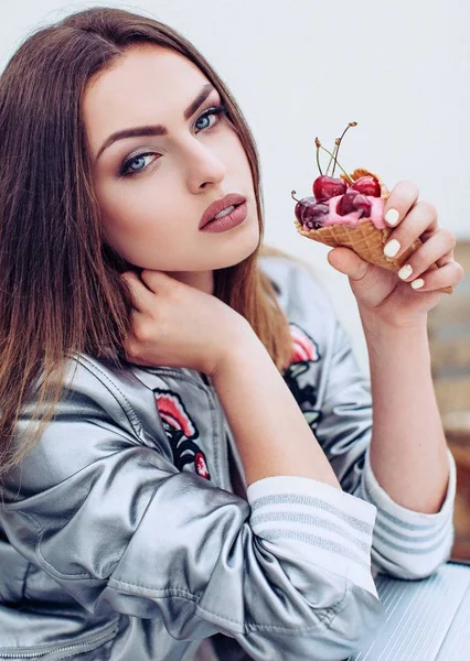 Hermosa Joven Posando Chaqueta Con Helado —  Fotos de Stock