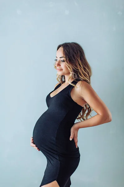 Retrato Uma Bela Mulher Grávida Vestido Estúdio — Fotografia de Stock