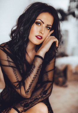 Studio seksi iç çamaşırı poz güzel genç kadın 