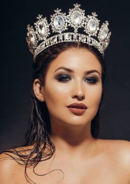 Taç poz güzel genç kadın