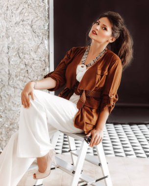 Beyaz pantolon güzel genç kadın portresi 