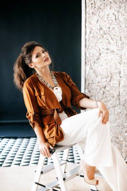 Beyaz pantolon güzel genç kadın portresi 