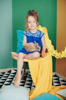 Studio poz tavşan ile küçük kızla