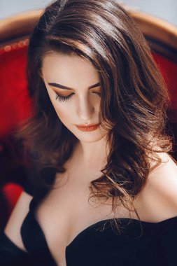 Siyah elbiseli güzel genç esmer kadın portresi 