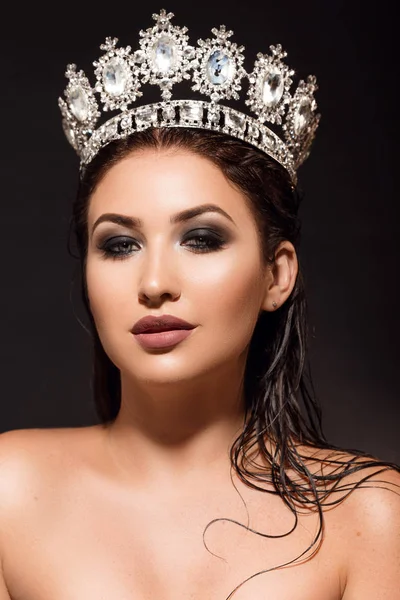 Beautiful Young Woman Posing Crown — Stock Photo, Image