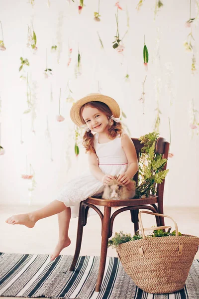 Belle Petite Fille Avec Lapin Posant Studio — Photo