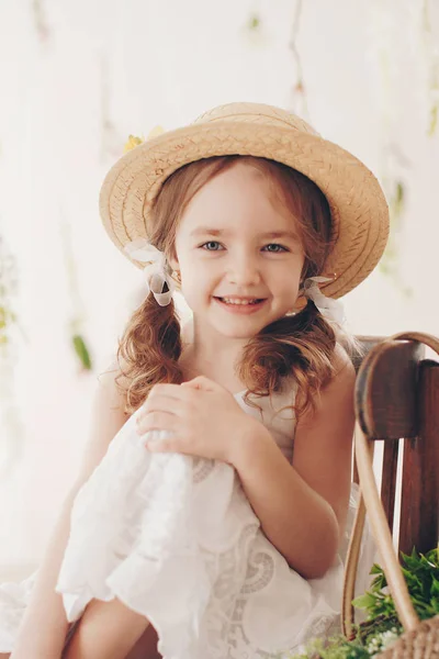 Menina Bonito Vestido Casa Conceito Infância Feliz — Fotografia de Stock