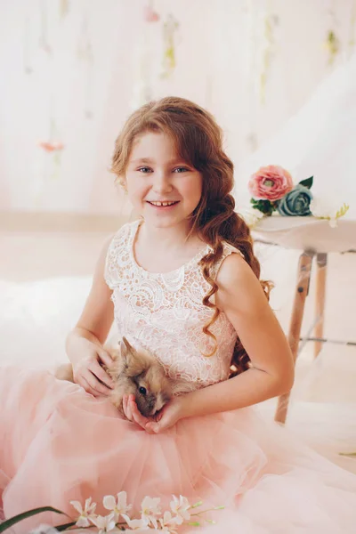 Menina Bonita Com Coelho Posando Estúdio — Fotografia de Stock