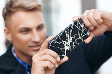 Bir cep telefonu ile yakışıklı delikanlı