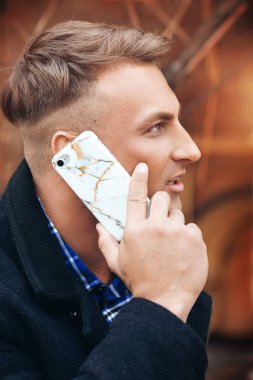 Bir cep telefonu ile yakışıklı delikanlı