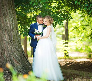 Gelin ve damat onların düğün günü Park 