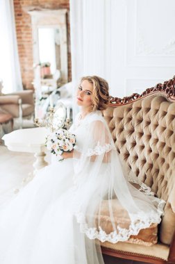 Beyaz düğün elbise poz içinde güzel genç gelin 