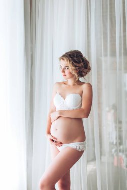Siyah sutyen ve külot zarif poz güzel hamile bayan.