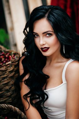 Kot pantolon kadife kumaş arka planı açık poz güzel genç esmer kadın portresi