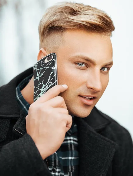 Ung Vacker Man Med Mobiltelefon — Stockfoto