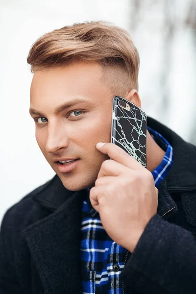 Jovem Bonito Homem Com Telefone Móvel — Fotografia de Stock