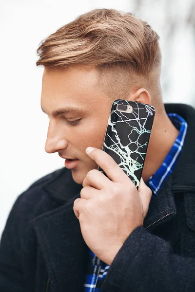 Jovem Bonito Homem Com Telefone Móvel — Fotografia de Stock