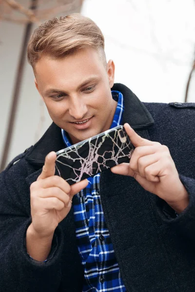 Ung Vacker Man Med Mobiltelefon — Stockfoto