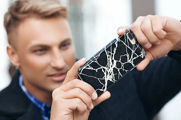 Jonge Knappe Man Met Een Mobiele Telefoon — Stockfoto