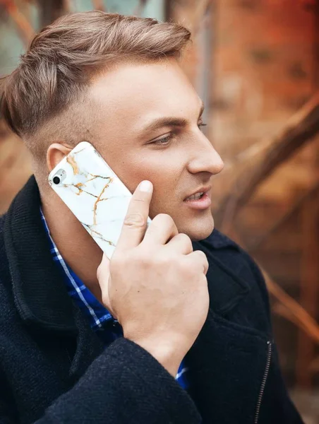 Ung Vacker Man Med Mobiltelefon — Stockfoto