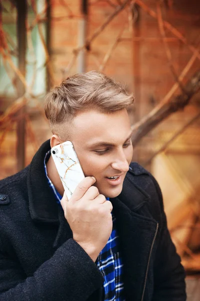 Jovem Bonito Homem Com Telefone Móvel — Fotografia de Stock