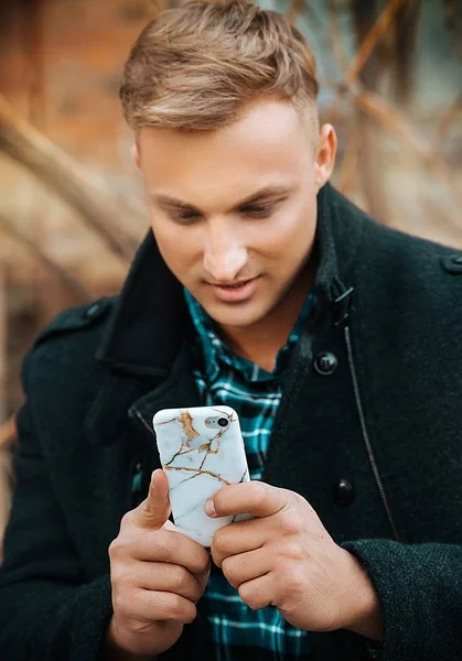 Jovem Bonito Homem Com Telefone Móvel — Fotografia de Stock