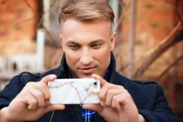 Jonge Knappe Man Met Een Mobiele Telefoon Nemen Van Foto — Stockfoto