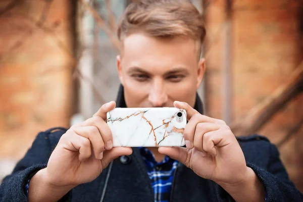 Mladý Pohledný Muž Mobilním Telefonem Fotografování — Stock fotografie