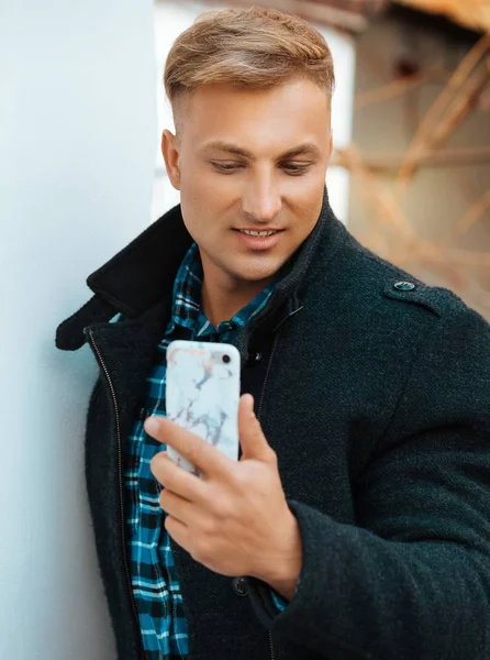 Jonge Knappe Man Met Een Mobiele Telefoon Doen Selfie — Stockfoto