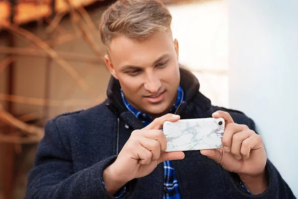 Joven Hombre Guapo Con Teléfono Móvil Tomando Fotos —  Fotos de Stock