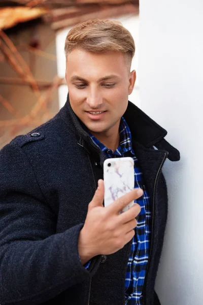 Jonge Knappe Man Met Een Mobiele Telefoon Doen Selfie — Stockfoto