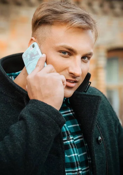 Jonge Knappe Man Met Een Mobiele Telefoon — Stockfoto