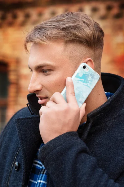 Jonge Knappe Man Met Een Mobiele Telefoon — Stockfoto